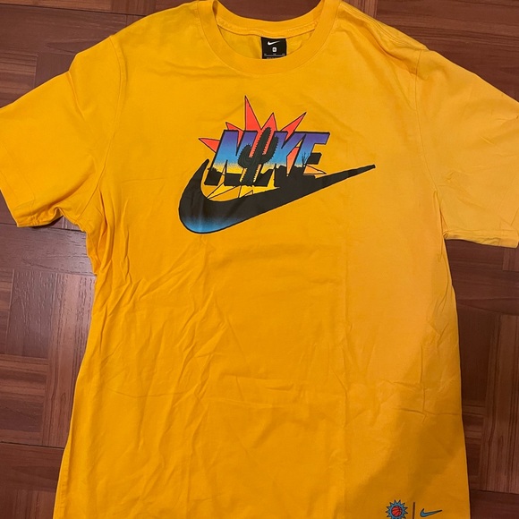 Nike tee - Picture 1 of 7